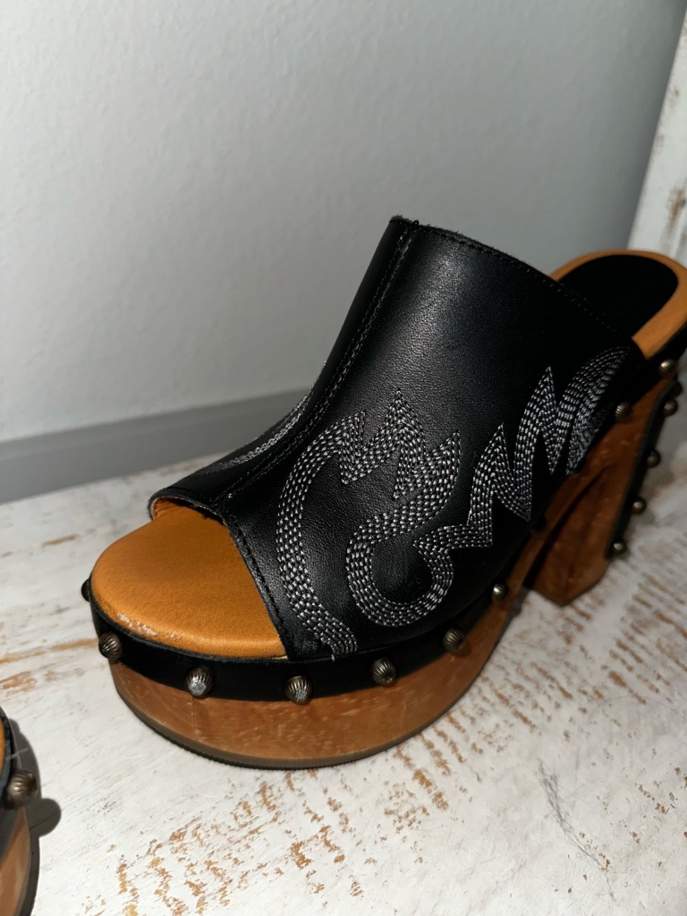 dingo women’s free spirit wooden sandals - Picture 8 of 16